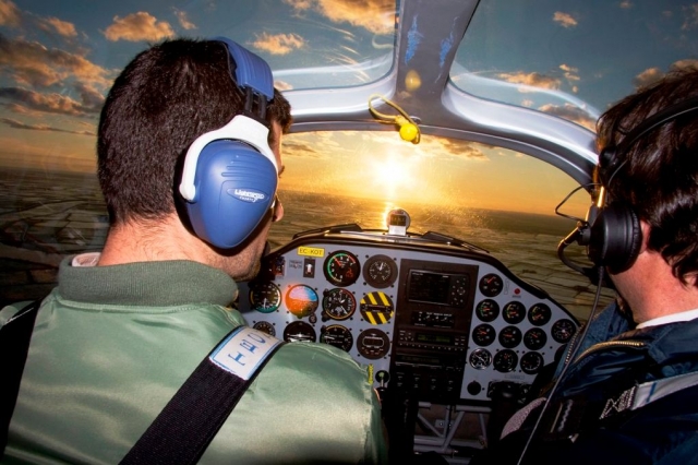 Piloto y copiloto en la cabina.jpg